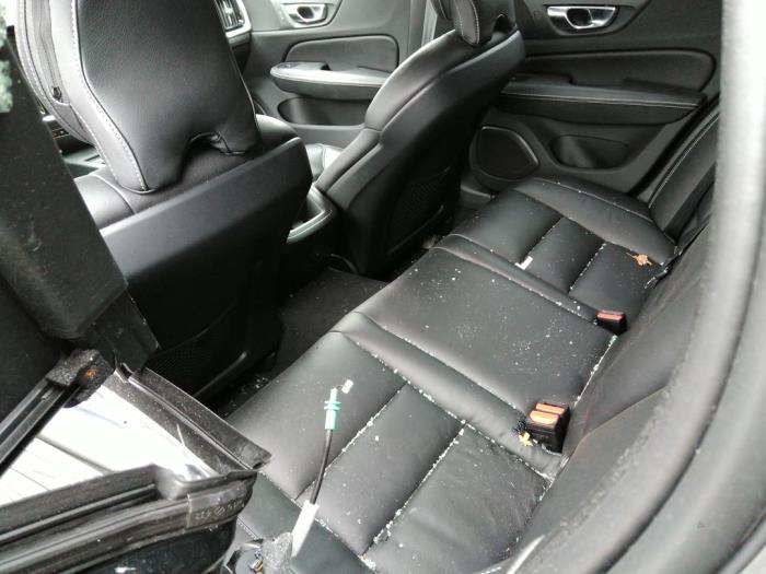 Volvo V60 II 2.0 B3 16V Mild Hybrid Sloopvoertuig (2022, Zwart)