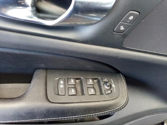 Volvo V60 II 2.0 B3 16V Mild Hybrid Sloopvoertuig (2022, Zwart)