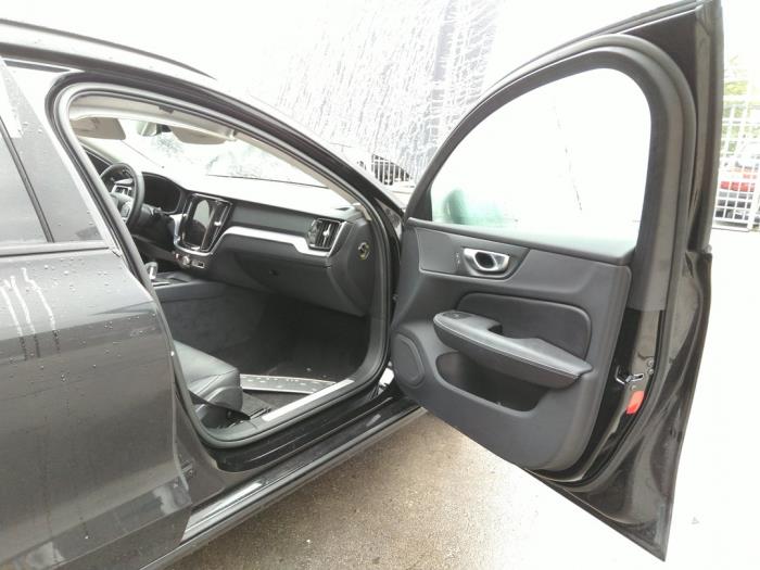 Volvo V60 II 2.0 B3 16V Mild Hybrid Sloopvoertuig (2022, Zwart)