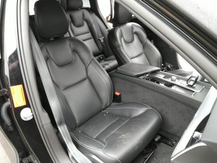 Volvo V60 II 2.0 B3 16V Mild Hybrid Sloopvoertuig (2022, Zwart)