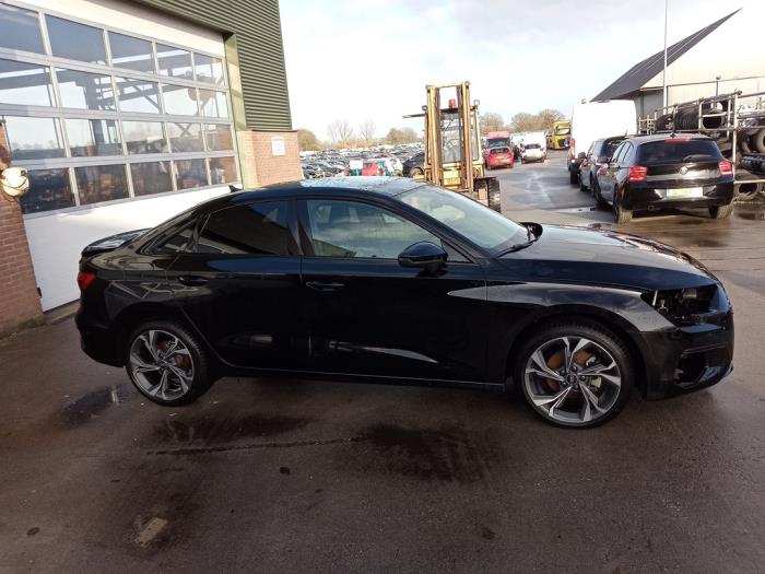 Audi A3 Limousine 1.0 30 TFSI 12V Mild Hybrid Sloopvoertuig (2024, Zwart)