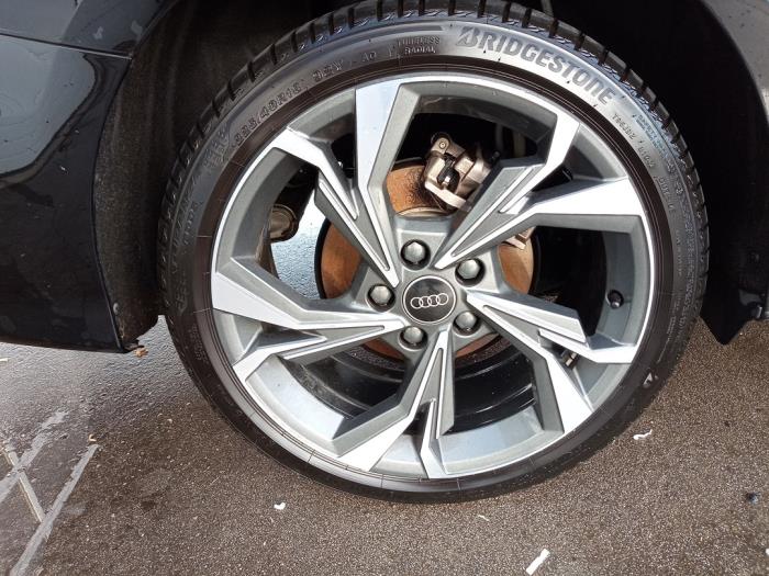 Audi A3 Limousine 1.0 30 TFSI 12V Mild Hybrid Sloopvoertuig (2024, Zwart)