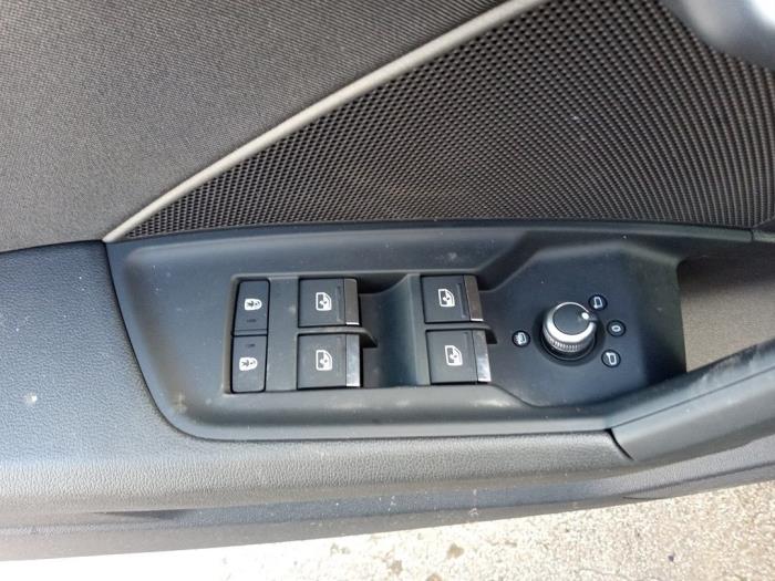 Audi A3 Limousine 1.0 30 TFSI 12V Mild Hybrid Sloopvoertuig (2024, Zwart)