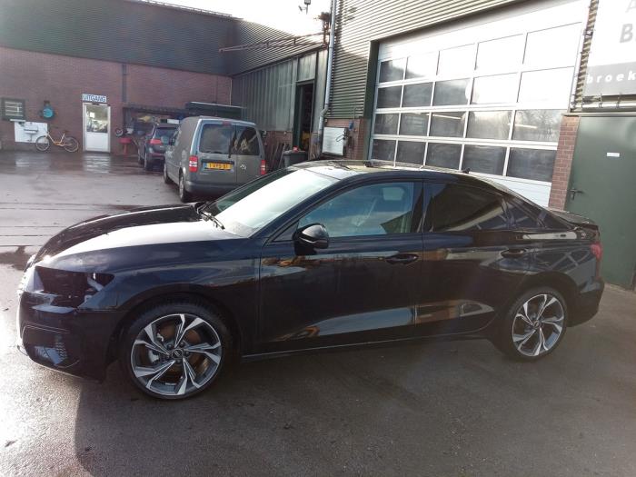 Audi A3 Limousine 1.0 30 TFSI 12V Mild Hybrid Sloopvoertuig (2024, Zwart)