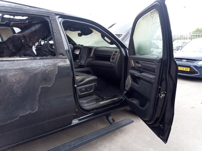 Dodge 1500 Crew Cab 5.7 Hemi V8 4x4 Sloopvoertuig (2021, Zwart)