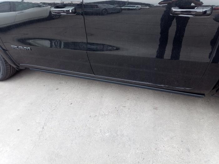 Dodge 1500 Crew Cab 5.7 Hemi V8 4x4 Sloopvoertuig (2021, Zwart)