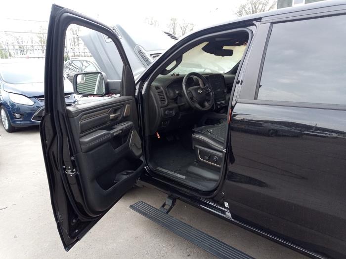 Dodge 1500 Crew Cab 5.7 Hemi V8 4x4 Sloopvoertuig (2021, Zwart)