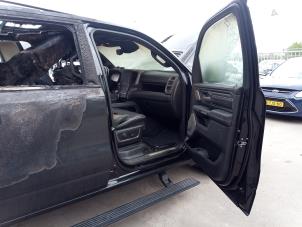 Dodge 1500 Crew Cab 5.7 Hemi V8 4x4 Sloopvoertuig (2021, Zwart)