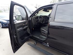 Dodge 1500 Crew Cab 5.7 Hemi V8 4x4 Sloopvoertuig (2021, Zwart)