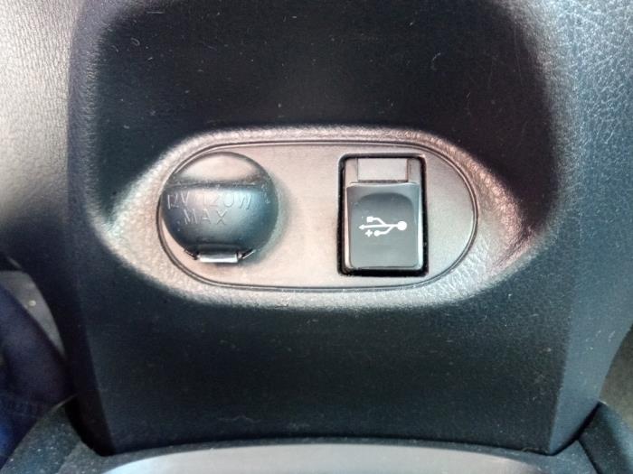 Toyota Yaris III 1.5 16V Hybrid Sloopvoertuig (2019, Zwart)