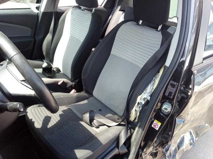 Toyota Yaris III 1.5 16V Hybrid Sloopvoertuig (2019, Zwart)