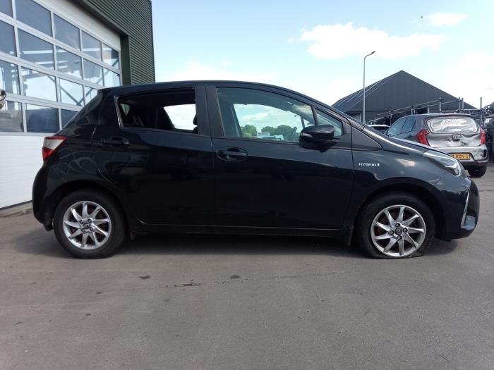 Toyota Yaris III 1.5 16V Hybrid Sloopvoertuig (2019, Zwart)