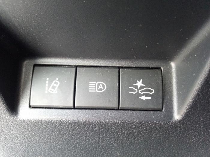 Toyota Yaris III 1.5 16V Hybrid Sloopvoertuig (2019, Zwart)