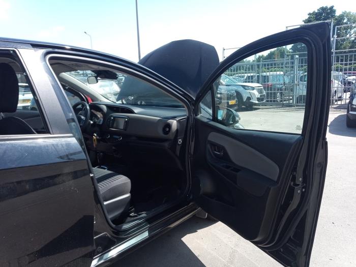 Toyota Yaris III 1.5 16V Hybrid Sloopvoertuig (2019, Zwart)