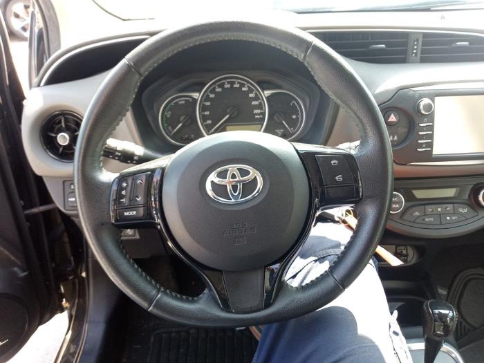 Toyota Yaris III 1.5 16V Hybrid Sloopvoertuig (2019, Zwart)