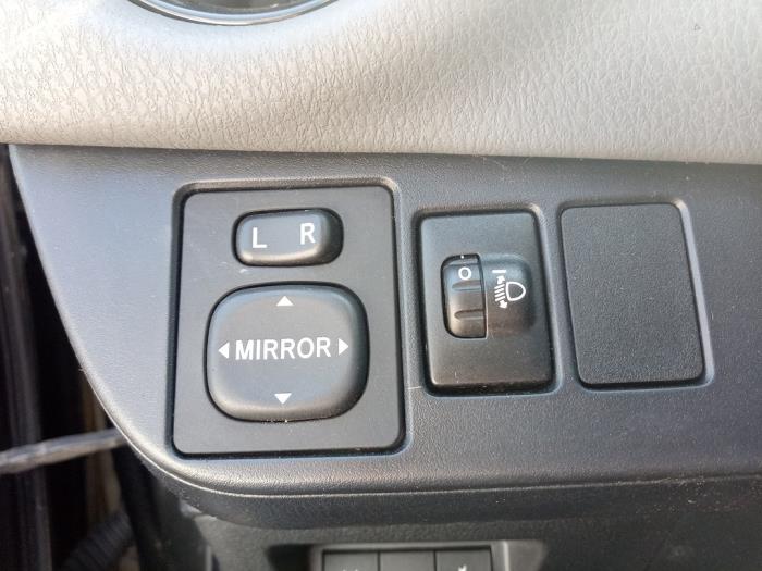 Toyota Yaris III 1.5 16V Hybrid Sloopvoertuig (2019, Zwart)