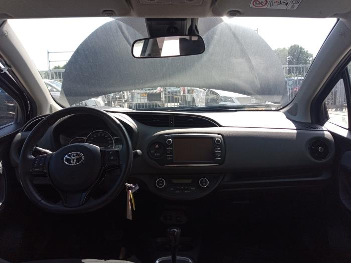 Toyota Yaris III 1.5 16V Hybrid Sloopvoertuig (2019, Zwart)