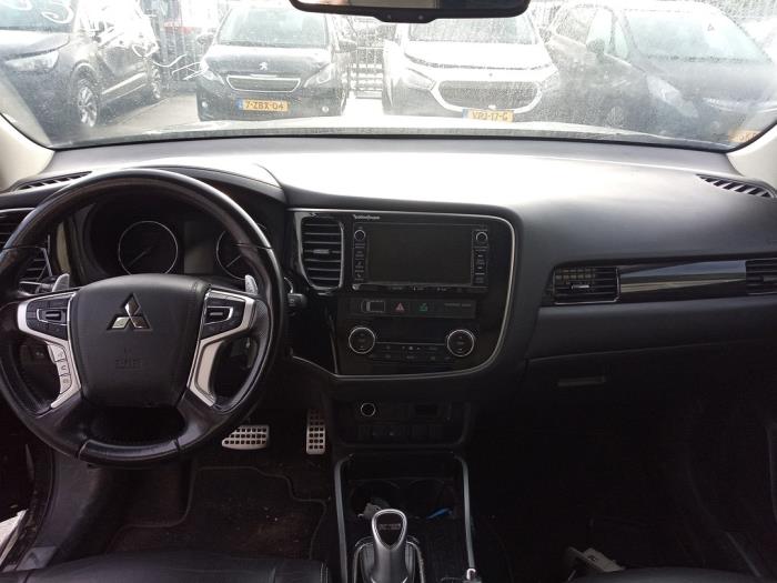 Mitsubishi Outlander 2.0 16V PHEV 4x4 Sloopvoertuig (2015, Zwart)