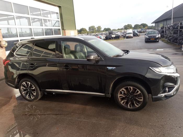 Mitsubishi Outlander 2.0 16V PHEV 4x4 Sloopvoertuig (2015, Zwart)