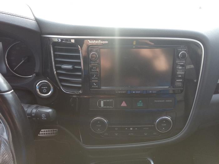 Mitsubishi Outlander 2.0 16V PHEV 4x4 Sloopvoertuig (2015, Zwart)