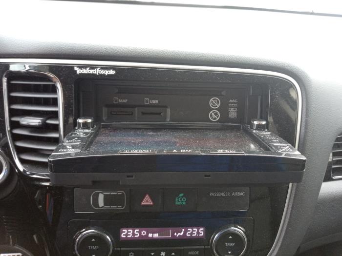 Mitsubishi Outlander 2.0 16V PHEV 4x4 Sloopvoertuig (2015, Zwart)