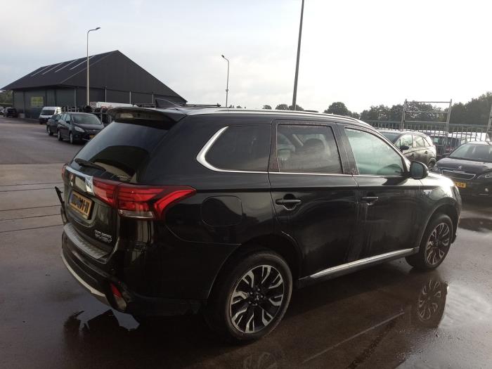 Mitsubishi Outlander 2.0 16V PHEV 4x4 Sloopvoertuig (2015, Zwart)