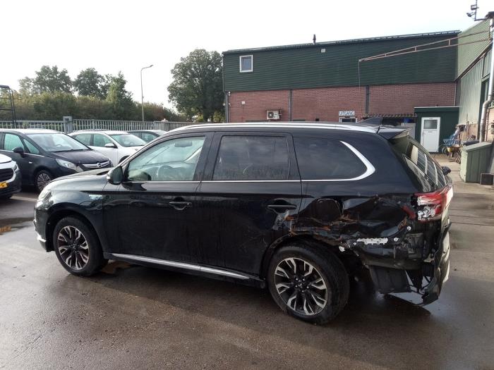 Mitsubishi Outlander 2.0 16V PHEV 4x4 Sloopvoertuig (2015, Zwart)