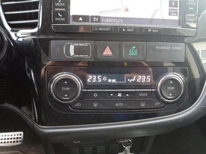 Mitsubishi Outlander 2.0 16V PHEV 4x4 Sloopvoertuig (2015, Zwart)