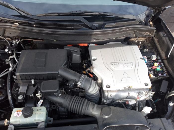 Mitsubishi Outlander 2.0 16V PHEV 4x4 Sloopvoertuig (2015, Zwart)