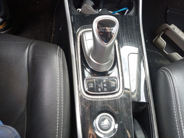 Mitsubishi Outlander 2.0 16V PHEV 4x4 Sloopvoertuig (2015, Zwart)