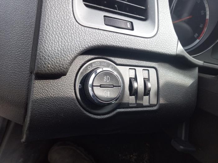 Opel Insignia Sports Tourer 1.8 16V Ecotec Sloopvoertuig (2009, Grijs)