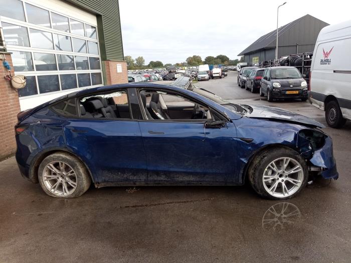 Tesla Model Y RWD Sloopvoertuig (2024, Blauw)