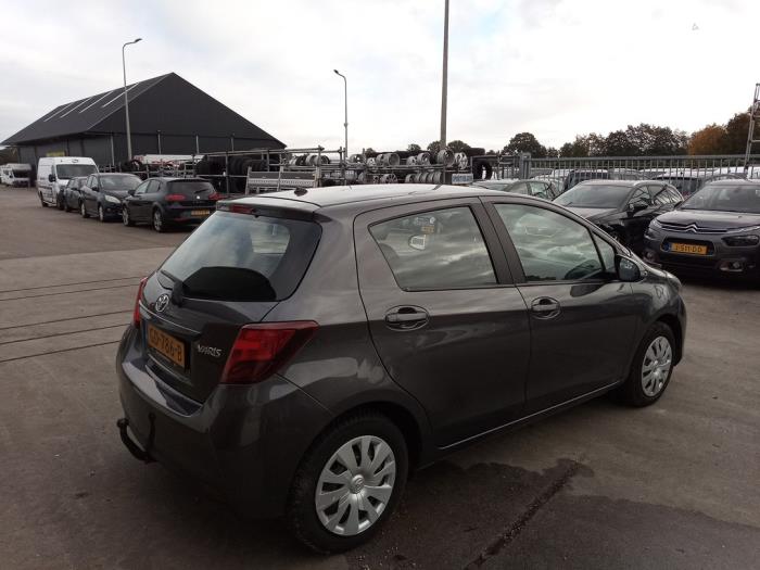 Toyota Yaris III 1.33 16V Dual VVT-I Sloopvoertuig (2015, Grijs)