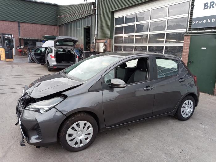 Toyota Yaris III 1.33 16V Dual VVT-I Sloopvoertuig (2015, Grijs)