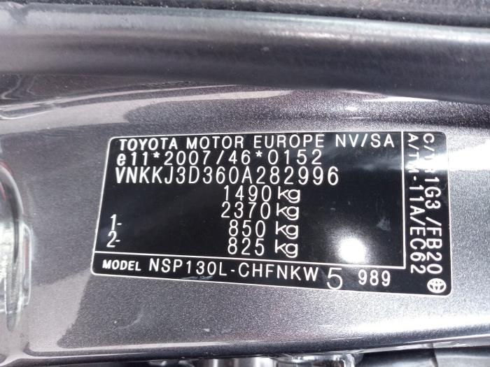 Toyota Yaris III 1.33 16V Dual VVT-I Sloopvoertuig (2015, Grijs)