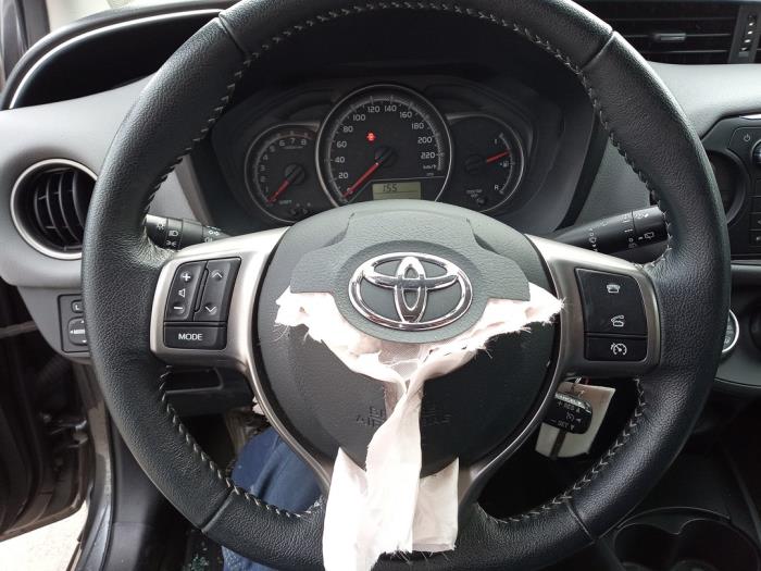 Toyota Yaris III 1.33 16V Dual VVT-I Sloopvoertuig (2015, Grijs)