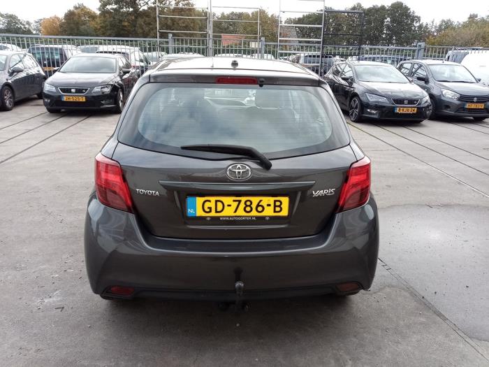 Toyota Yaris III 1.33 16V Dual VVT-I Sloopvoertuig (2015, Grijs)