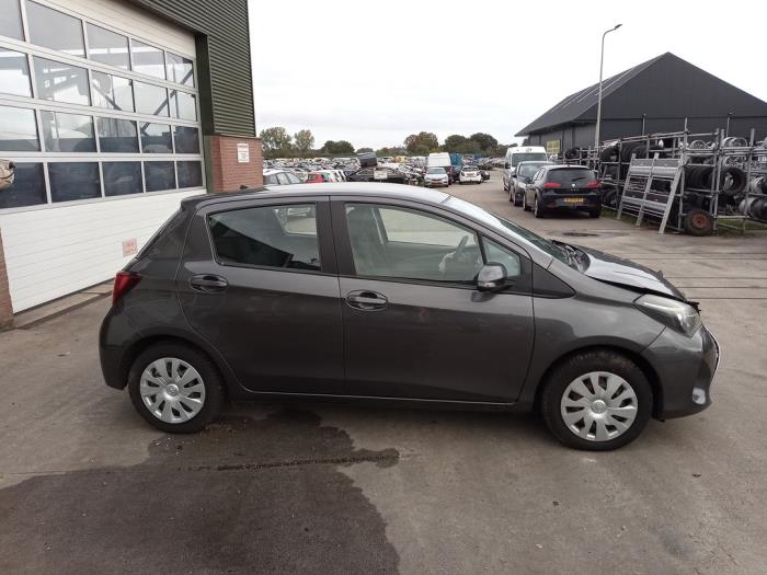 Toyota Yaris III 1.33 16V Dual VVT-I Sloopvoertuig (2015, Grijs)