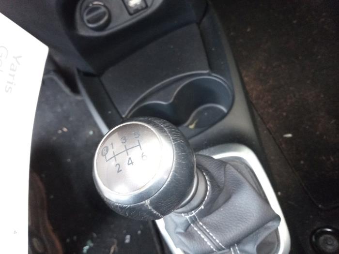 Toyota Yaris III 1.33 16V Dual VVT-I Sloopvoertuig (2015, Grijs)