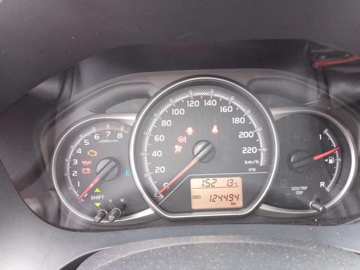 Toyota Yaris III 1.33 16V Dual VVT-I Sloopvoertuig (2015, Grijs)