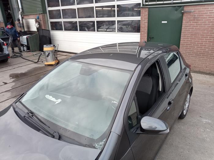 Toyota Yaris III 1.33 16V Dual VVT-I Sloopvoertuig (2015, Grijs)