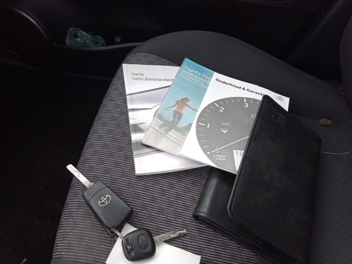 Toyota Yaris III 1.33 16V Dual VVT-I Sloopvoertuig (2015, Grijs)
