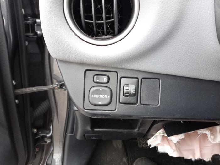 Toyota Yaris III 1.33 16V Dual VVT-I Sloopvoertuig (2015, Grijs)