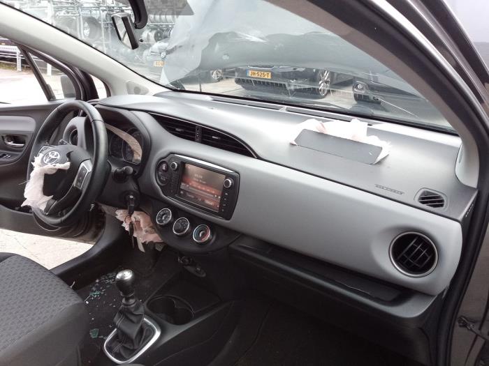 Toyota Yaris III 1.33 16V Dual VVT-I Sloopvoertuig (2015, Grijs)