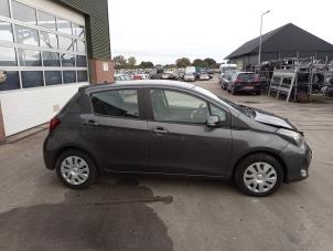 Toyota Yaris III 1.33 16V Dual VVT-I Sloopvoertuig (2015, Grijs)