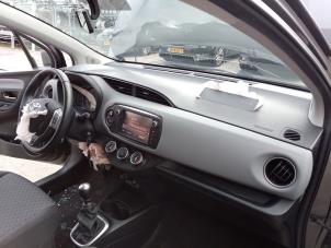Toyota Yaris III 1.33 16V Dual VVT-I Sloopvoertuig (2015, Grijs)