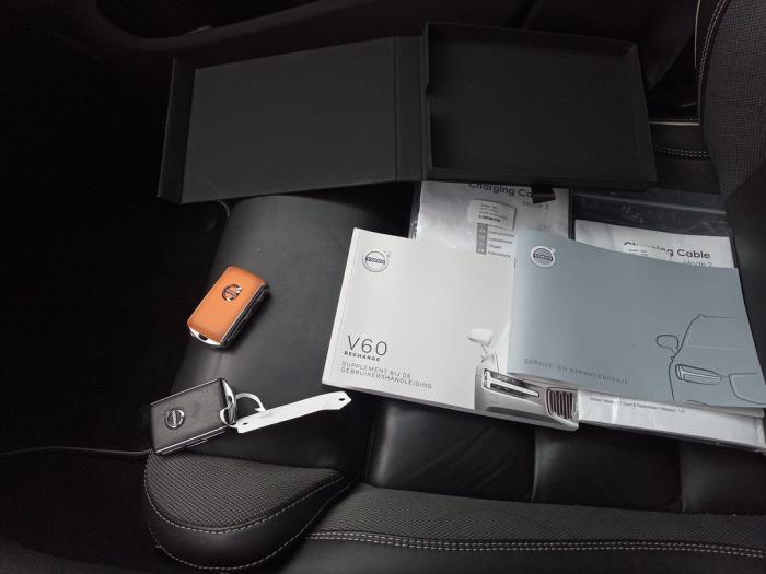 Volvo V60 II 2.0 T8 16V Plug-in Hybrid AWD Sloopvoertuig (2021, Grijs)