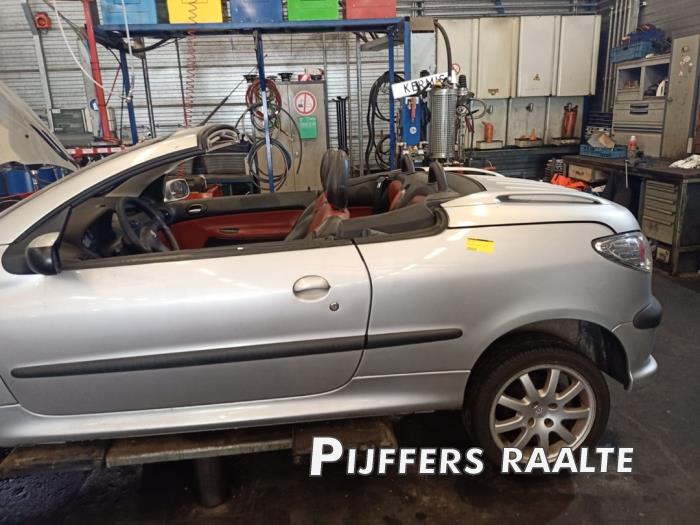 Peugeot 206 CC 2.0 16V Sloopvoertuig (2001, Grijs)