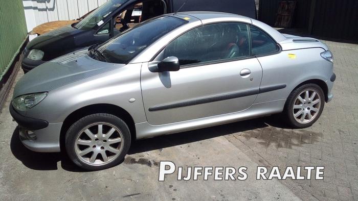 Peugeot 206 CC 2.0 16V Sloopvoertuig (2001, Grijs)