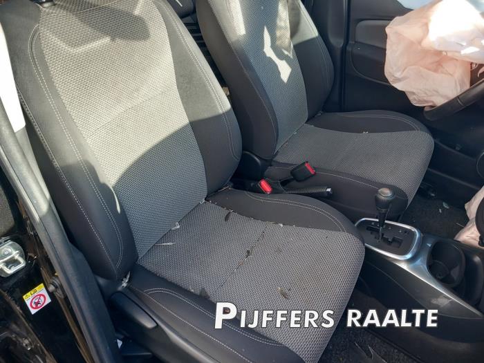 Toyota Yaris III 1.5 16V Hybrid Sloopvoertuig (2016, Zwart)